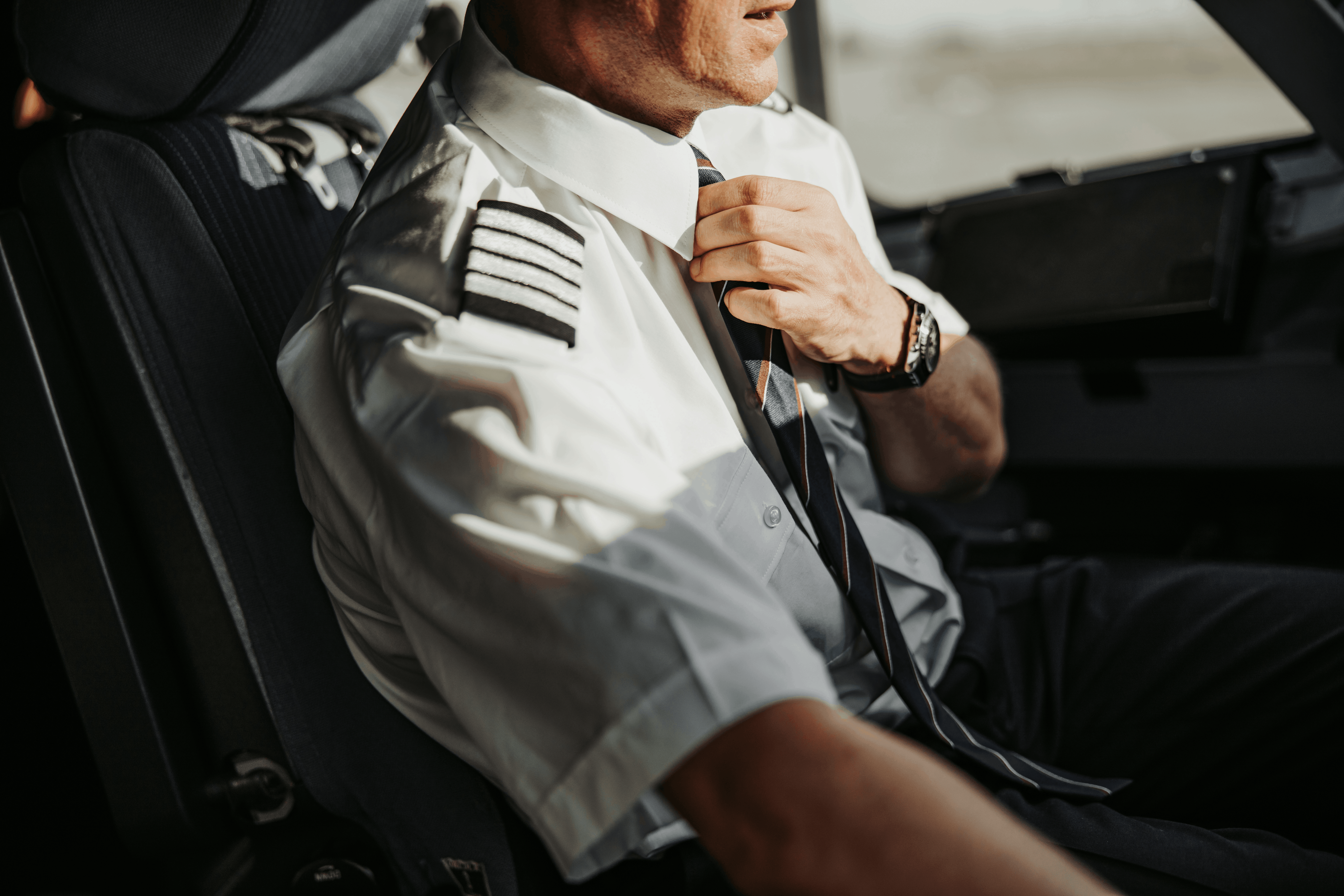 Piloto arrumando a gravata